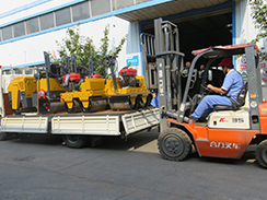 福瑞得機(jī)械4臺(tái)小型壓路機(jī)裝車發(fā)往河南。